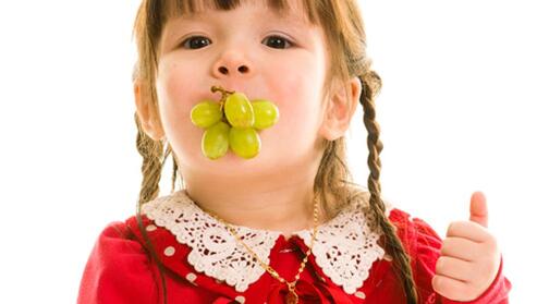 Por qué los niños pequeños no deben comer uvas enteras